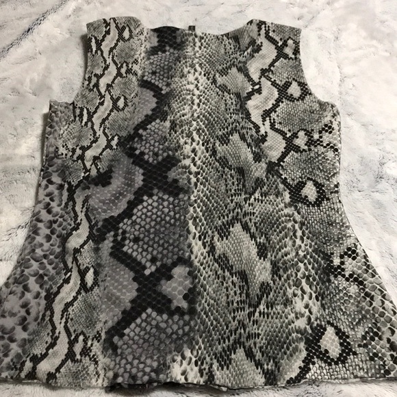 Women’s Pullover Sleeveless Top. EUC. - Picture 3 of 3